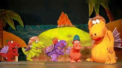 Der kleine Drache Kokosnuss in der Schule: Er soll endlich das Fliegen lernen. (Foto: Kammerpuppenspiele)