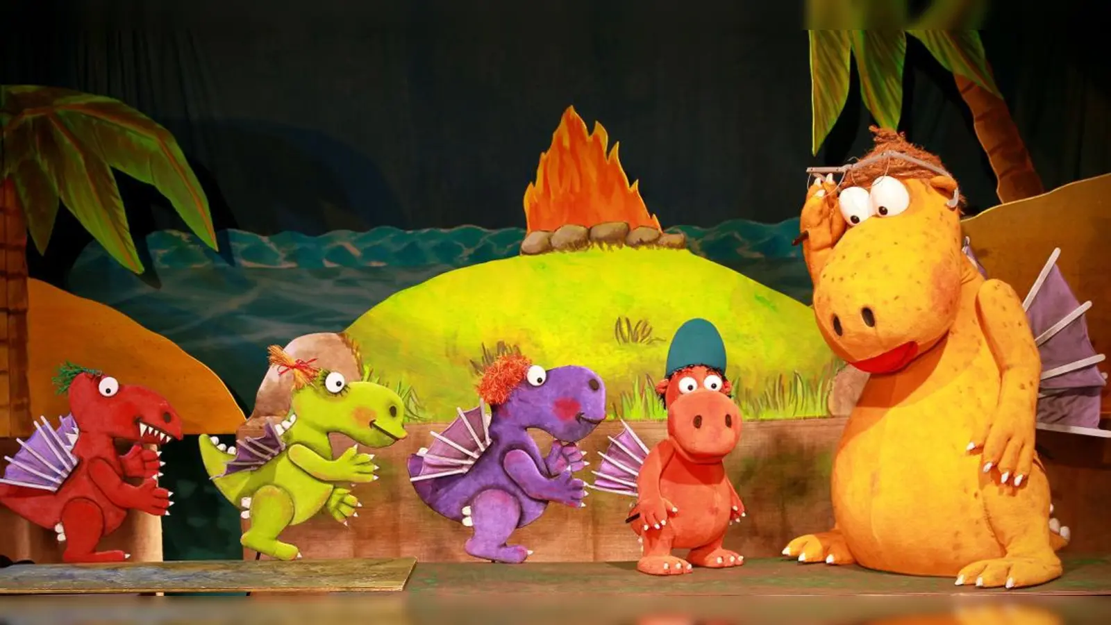 Der kleine Drache Kokosnuss in der Schule: Er soll endlich das Fliegen lernen. (Foto: Kammerpuppenspiele)