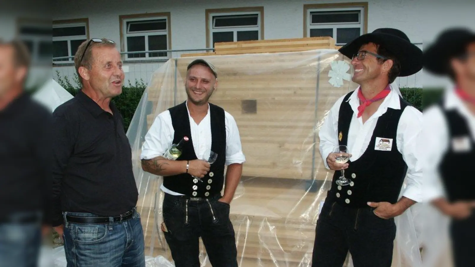 Architekt Peter Angele mit Benjamin Vogl und Zimmerermeister Josef Gigl (von links). (Foto: Sonnleitner)