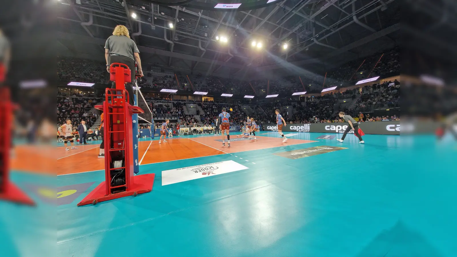 Joel Schneidmiller (li.) und Theo Timmermann (re.) präsentieren das neue Rainbow-Trikot der WWK Volleys Herrsching anlässlich des Internationalen Tags der Menschenrechte (Foto: gcdw)
