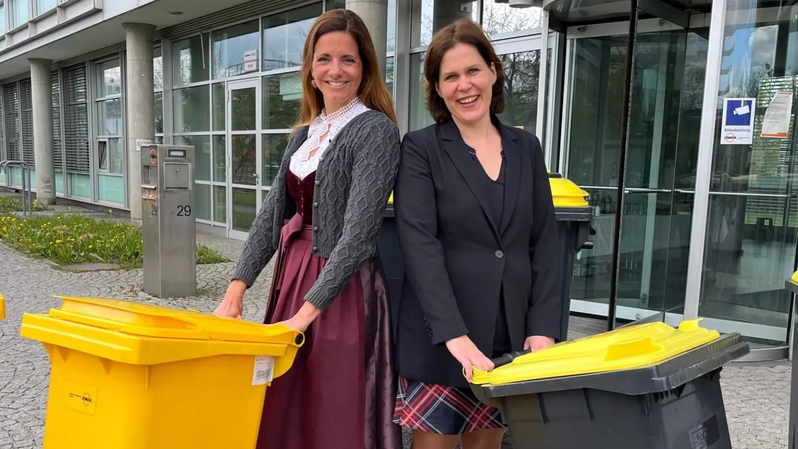 Die damalige Kommunalreferentin Kristina Frank und Bürgermeisterin Verena Dietl (rechts) 2023 bei der Vorstellung des Pilotversuchs. Dessen Ergebnisse stehen nun fest. Eingeführt wird die Gelbe Tonne. (Foto: LHM)