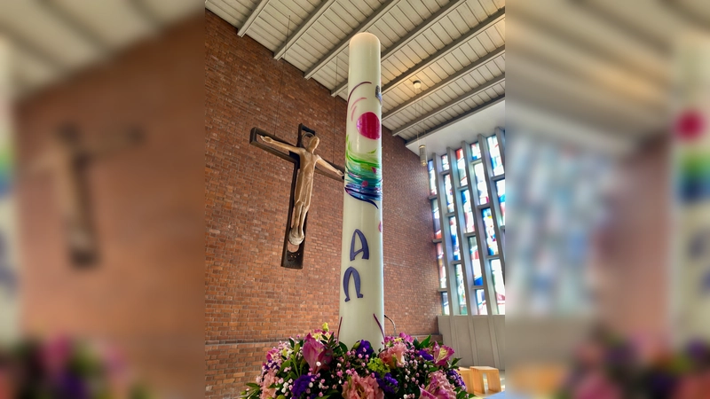 In der Pfarrkirche St. Johannes Bosco befindet sich diese aufwändig gestaltete Osterkerze. (Foto: St. Johannes Bosco)