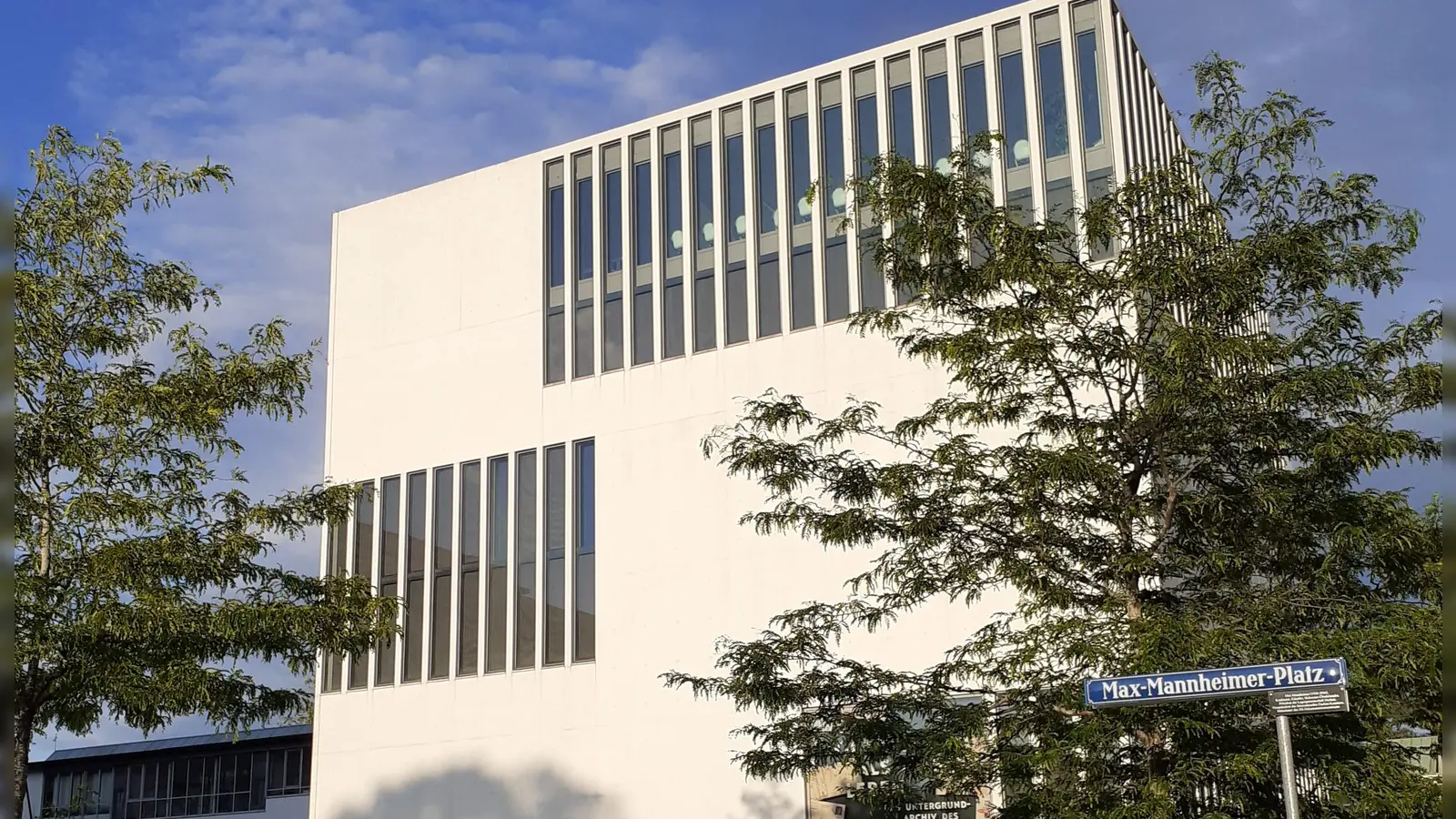 Im NS-Dokumentationszentrum am Max-Mannheimerplatz wird die Ausstellung „… damit das Geräusch des Krieges nachlässt, sein Gedröhn“ gezeigt. (Foto: mha)