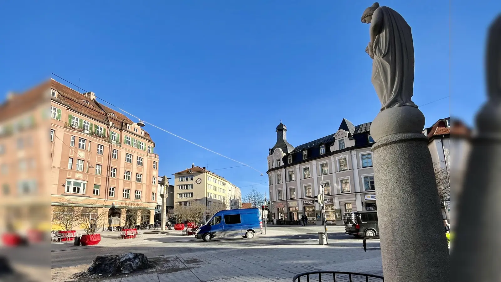 Ein Weihnachtsgeschenk an die Pasinger: der Marienbrunnen steht wieder auf dem Marienplatz. (Foto: Ulrike Seiffert)