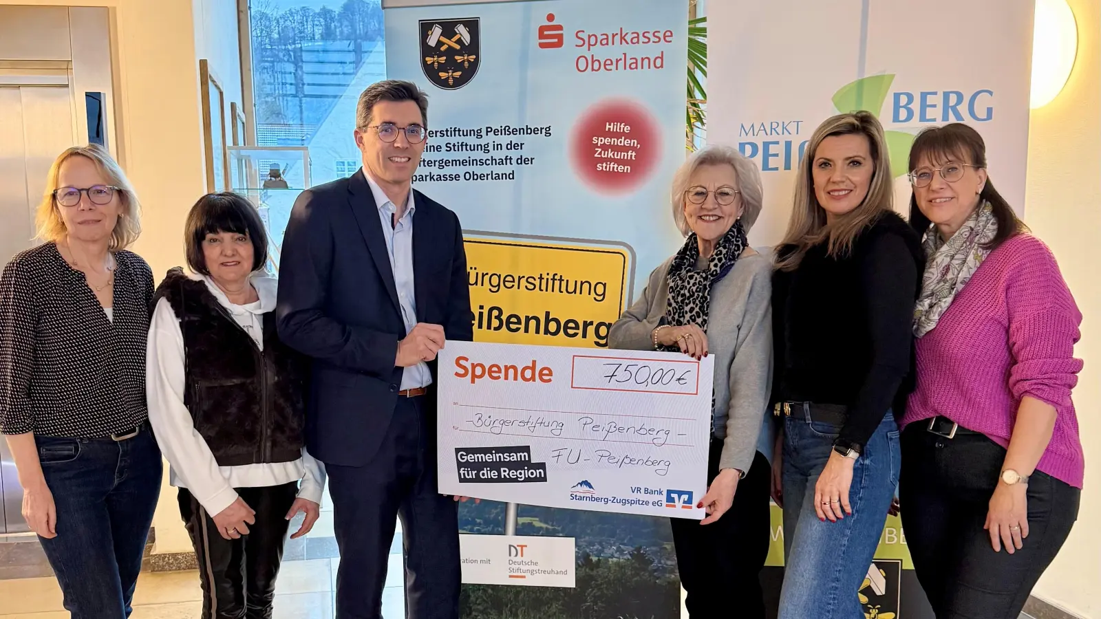 Die Frauen-Union übergab die Spende (vo nlinks): Angie Eichberger, Annemarie Glockshuber, Frank Zellner (Vorsitzender des Stiftungsrates der Bürgerstiftung), Hannelore Kawlath (Ortsvorsitzende der FU), Mirella Pfaff, Stephanie Quecke. (Foto: FU)
