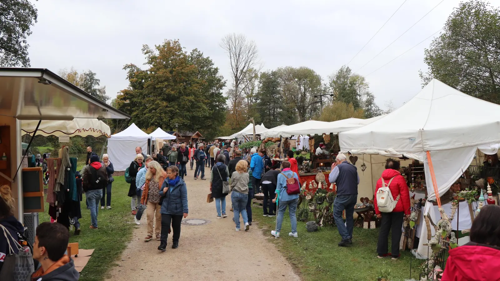 Bummeln, Staunen und Genießen am TaufKirtamarkt. (Foto: Gemeinde Taufkirchen)