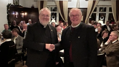 Günter Riedner (r.) begrüßte Pater Gerhard Lagleder aus Mandeni in Südafrika. (Foto: Rotary Club Gauting-Würmtal)