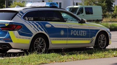 Viel zu tun hatte die Polizei nach einem Unfall auf der Quiddestraße.  (Foto: mha)