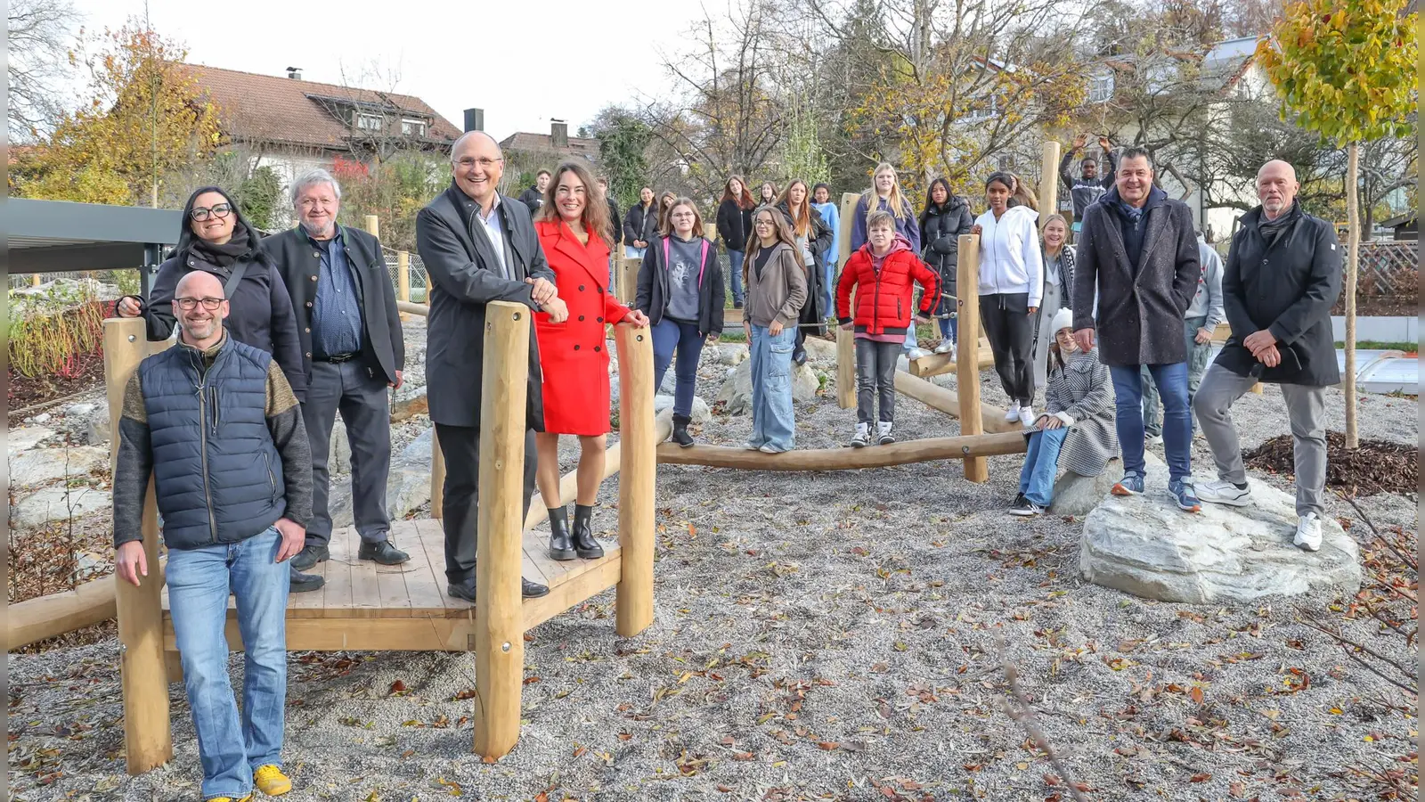 Bürgermeister Christian Schiller (4. von links) und Rektorin Katharina Casper (5. von links) waren sich bei der Übergabe der neugestalteten Pausenhöfe einig: „Der lange Abstimmungsprozess mit der Gemeinde und der Schule hat sich gelohnt.” (Foto: Gemeinde Herrsching)