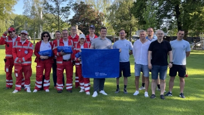 Bürgermeister Korbinian Rausch eröffnet gemeinsam mit dem Freibadteam die Saison 2026. (Foto: hw)