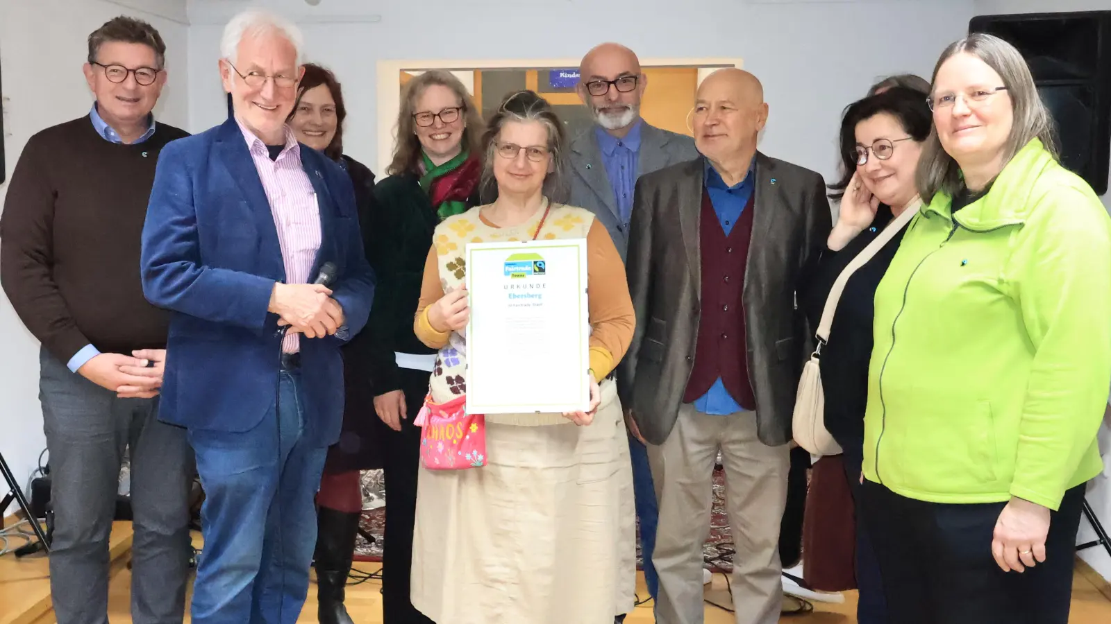 Die Steuerungsgruppe Fairtrade-Stadt Ebersberg freut sich gemeinsam mit Bürgermeister Ulrich Proske (l.) über die Verleihung der Auszeichnung durch den Fairtrade-Ehrenbotschafter Manfred Holz (2. v.l.).<br> (Foto: Stadt Ebersberg)