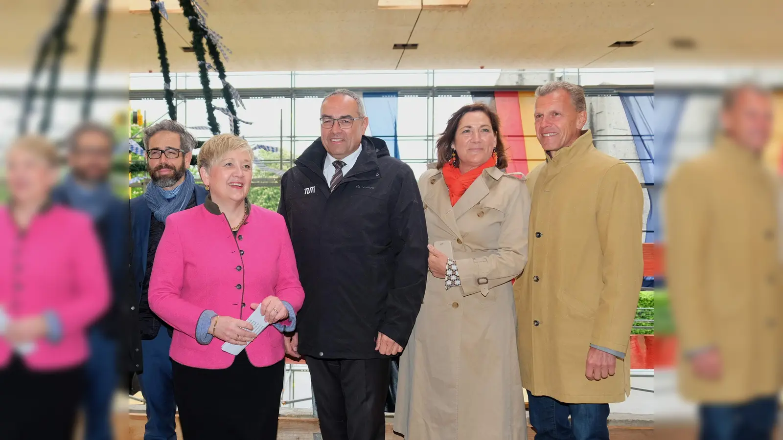 Gruppenfoto auf dem Richtfest (v.l.n.r.): Daniel Dörr (Bauamt), MdR Brigitta Brunner, Albert Berger (Kanzler TUM), Renate Oberhoff (Dekan Sport u. Gesundheit), Michael Hahn (Leiter Hochschulsport). (Foto: Robert Bösl)
