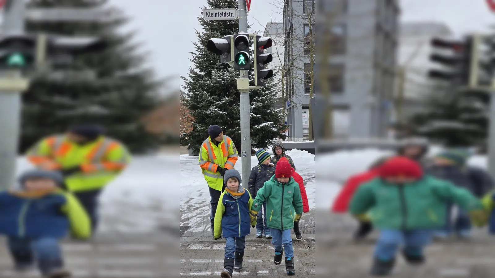 Die Mädchen und Buben der Kleinfeldschule übten mit einer Polizistin das richtige Verhalten im Straßenverkehr. (Foto: Kleinfeldschule)