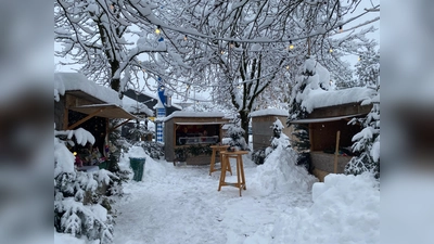 Richtig weihnachtlich ist es geworden. Wegen des vielen Schnees wurde der Christkindlmarkt in Eching nun auf das dritte Adventswochenende verschoben. Die Buden waren in Dietersheim festgefroren. (Foto: VA)