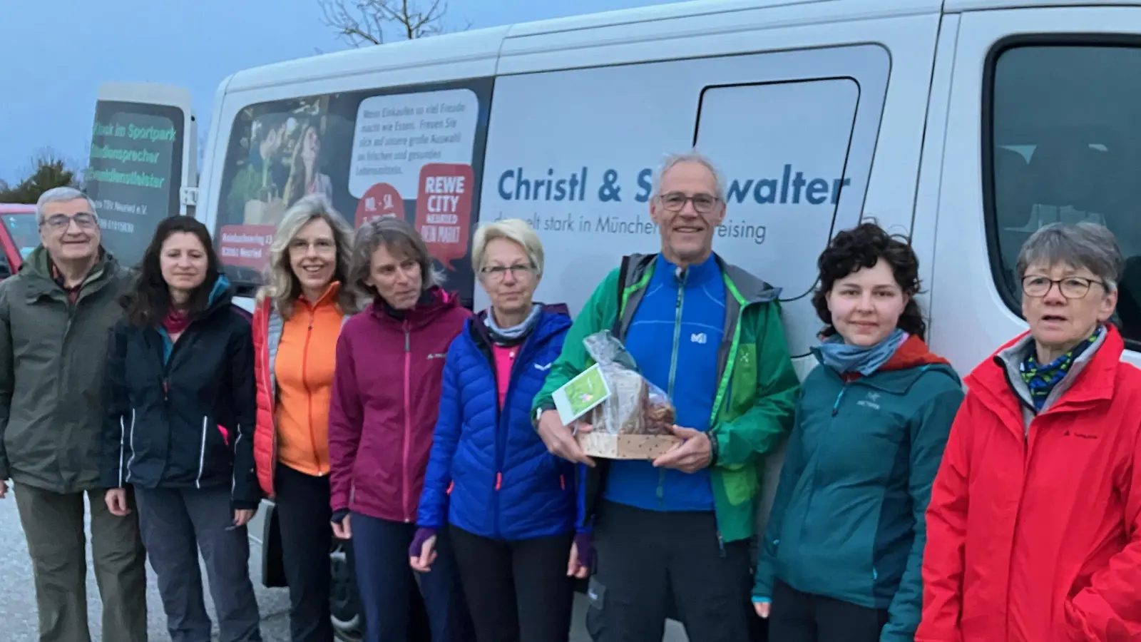 Überraschung am frühen Morgen: Klaus Weber (3. von rechts) auf dem Weg zu seiner 100. Wanderung für den TSV Neuried. (Foto: Oliver Schulze Nahrup/TSV Neuried)