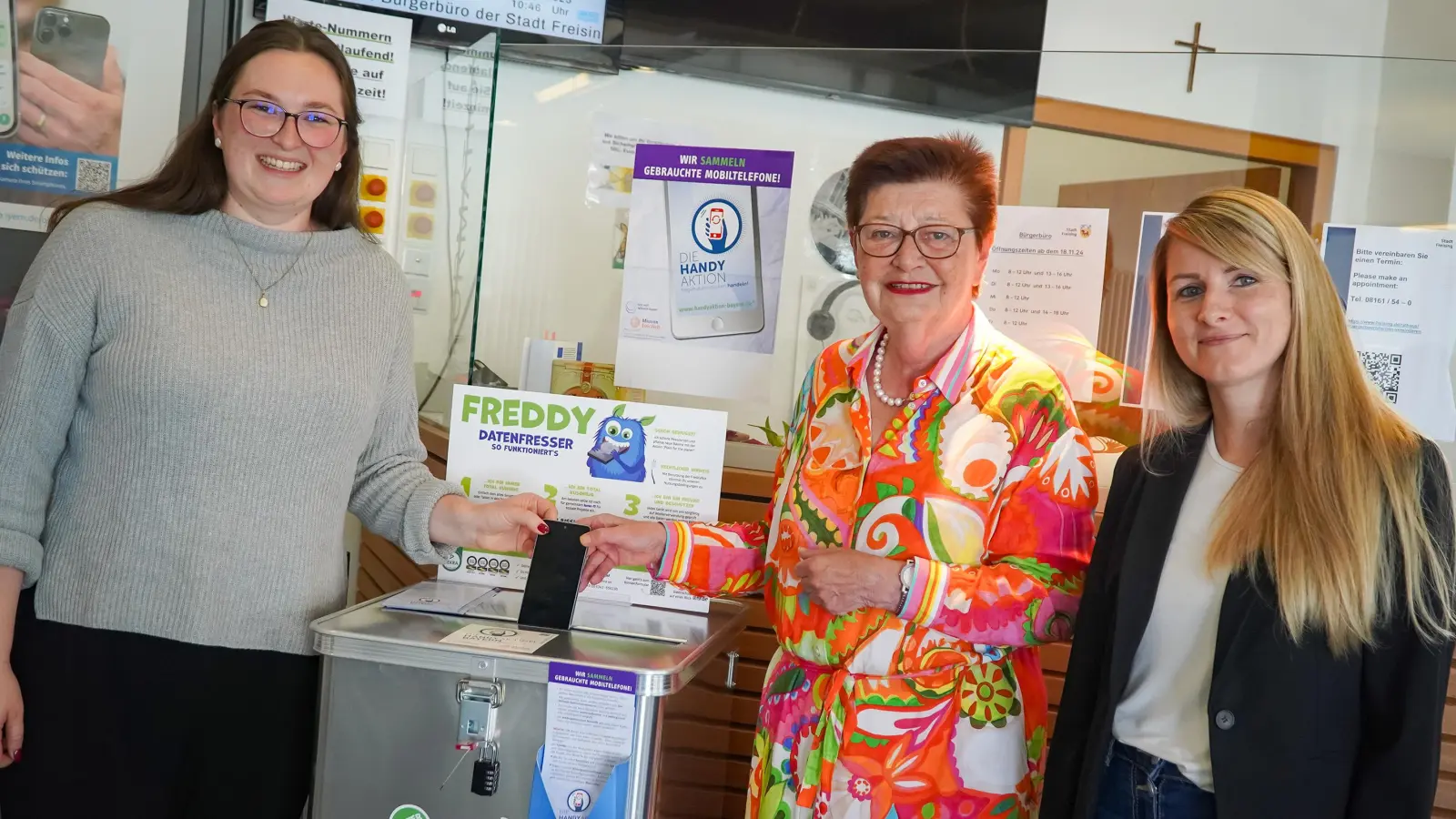 Marie Leinauer (Koordinatorin kommunale Entwicklungspolitik), Bürgermeisterin Eva Bönig und Stefanie Giesen (Leiterin Bürgerbüro). v.l. (Foto: Stadt Freising)