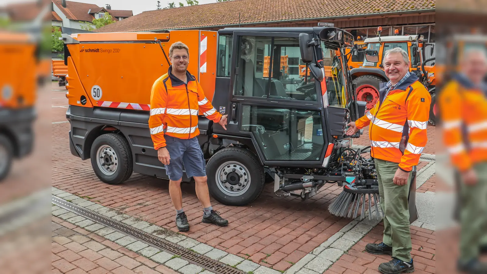 Sie freuen sich über den Zuwachs: Bauhofleiter Josef Mörtl und Hubert Sanktjohanser mit der neuen Kehrmaschine<br> (Foto: Gemeinde Herrsching)