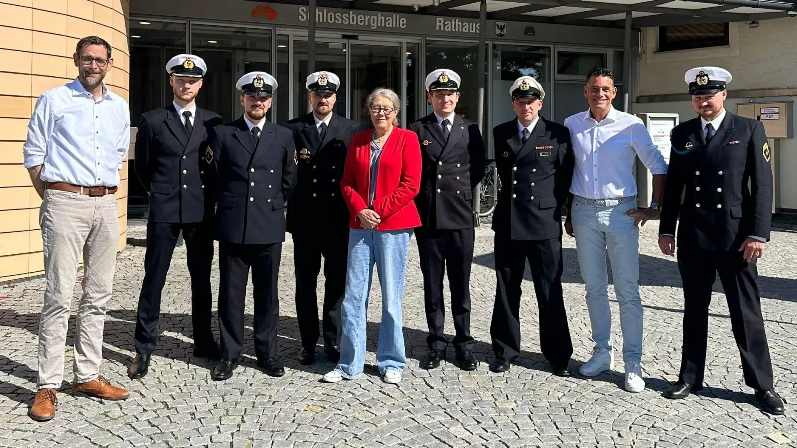 Empfang vor dem Rathaus: (von links): Erster Bürgermeister Patrick Janik, Oberleutnant zur See Jorris, Obermaat Max, Bootsmann Andreas, Dritte Bürgermeisterin Christiane Falk, Kapitänleutnant Victor, Hauptbootsmann Marcus, U-Boot-Referent Michael Landwehr und Obermaat Luca. (Foto: Stadt)