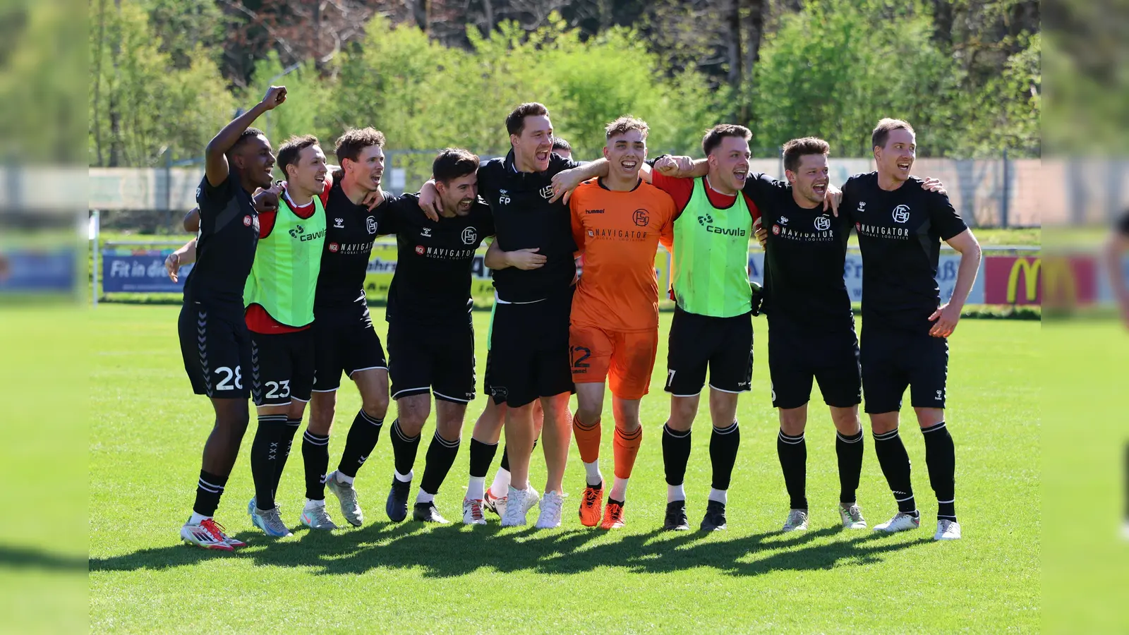 Grenzenlose Freude unter den Spielern, nachdem der Aufstieg in die Bayernliga feststand! (Foto: Rainer Hellinger)