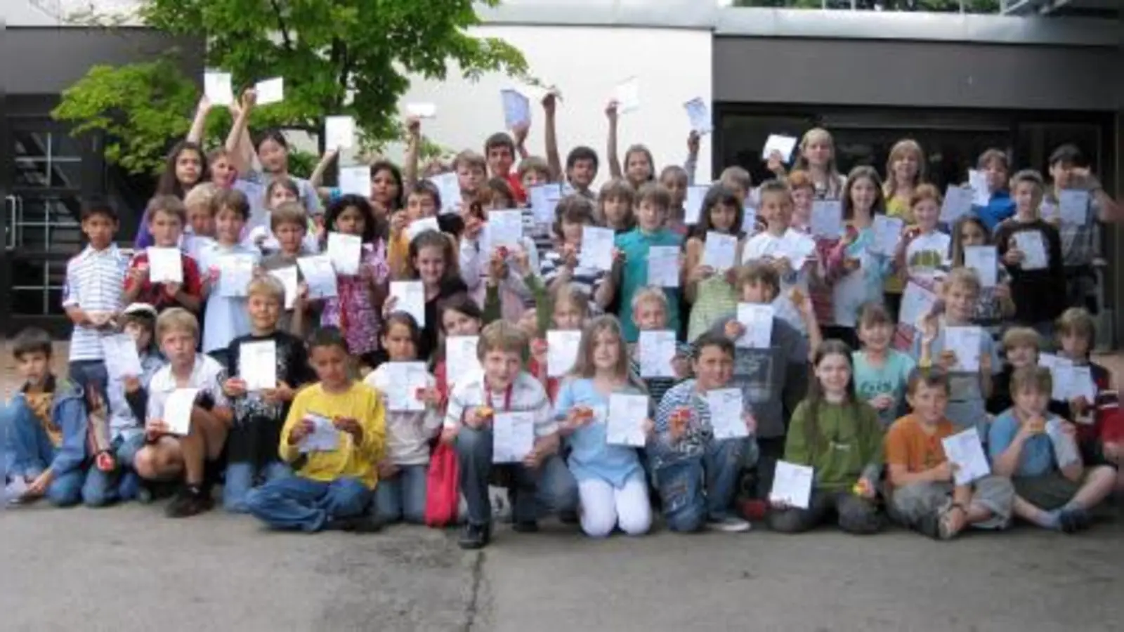 Am Känguru-Wettbewerb der Mathematik haben diese Schülerinnen und Schüler der Gotzmann-Grundschule teilgenommen – nun können sie sich über ihre Urkunden und ein kleines Knobelspiel freuen. (Foto: Eva Schraft)