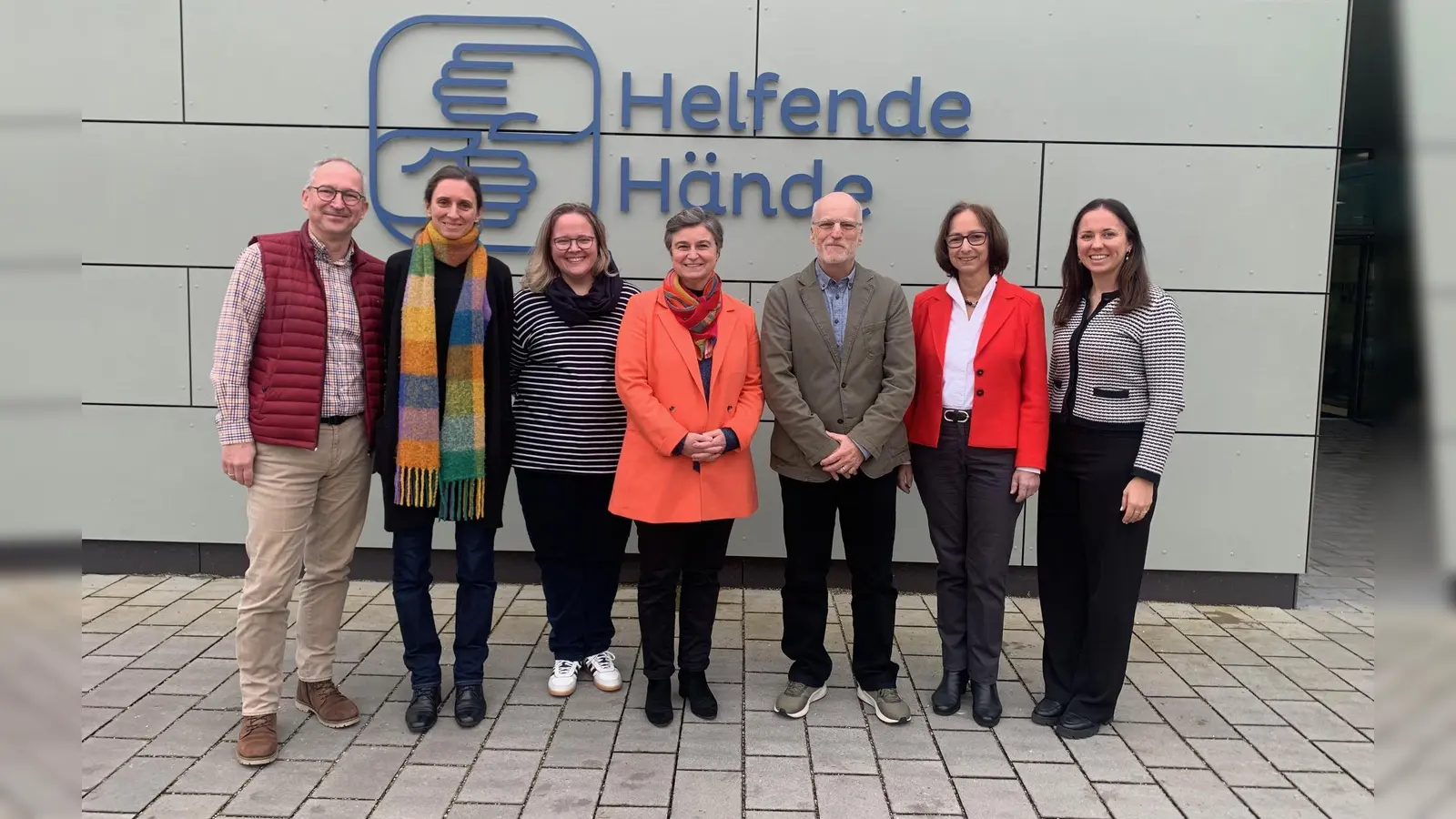 Dr. Harald Hilbig, Vorstandsvorsitzender des e.V., Prof. Julia Reif, Alexandra Zottmann, Geschäftsführerin der gGmbH, Prof. Isabelle Deflers, Prof. Andreas Karcher, Beate Bettenhausen, stellvertretende Vorstandvorsitzende des e.V., Katharina Spohn, stellvertretende Geschäftsführerin der gGmbH (v. l. n. r.). (Foto: Helfende Hände)