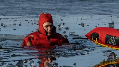 Eine Übung der Kreiswasserwacht Starnberg: Das Eisrettungsgerät gibt Auftrieb, falls bei der Rettung das Eis erneut einbricht. (Foto: Kreiswasserwacht Starnberg)
