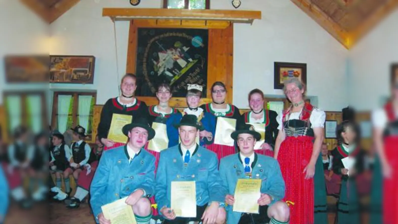 Zehn Jahre dabei: (hintere Reihe v.l.) Christina Hanslik, Vroni Menzinger, Christina Eicheler, Andrea Dorfer, Manuela Dinkel, Jugendleiterin Ingrid Menzinger, (vordere Reihe v.l.) Nikias Gmelch, Hansi Menzinger jun., Sebastian Angermair. (Nicht im Bild: Julia Betcke, Martina Mühlbauer) (Foto: pi)