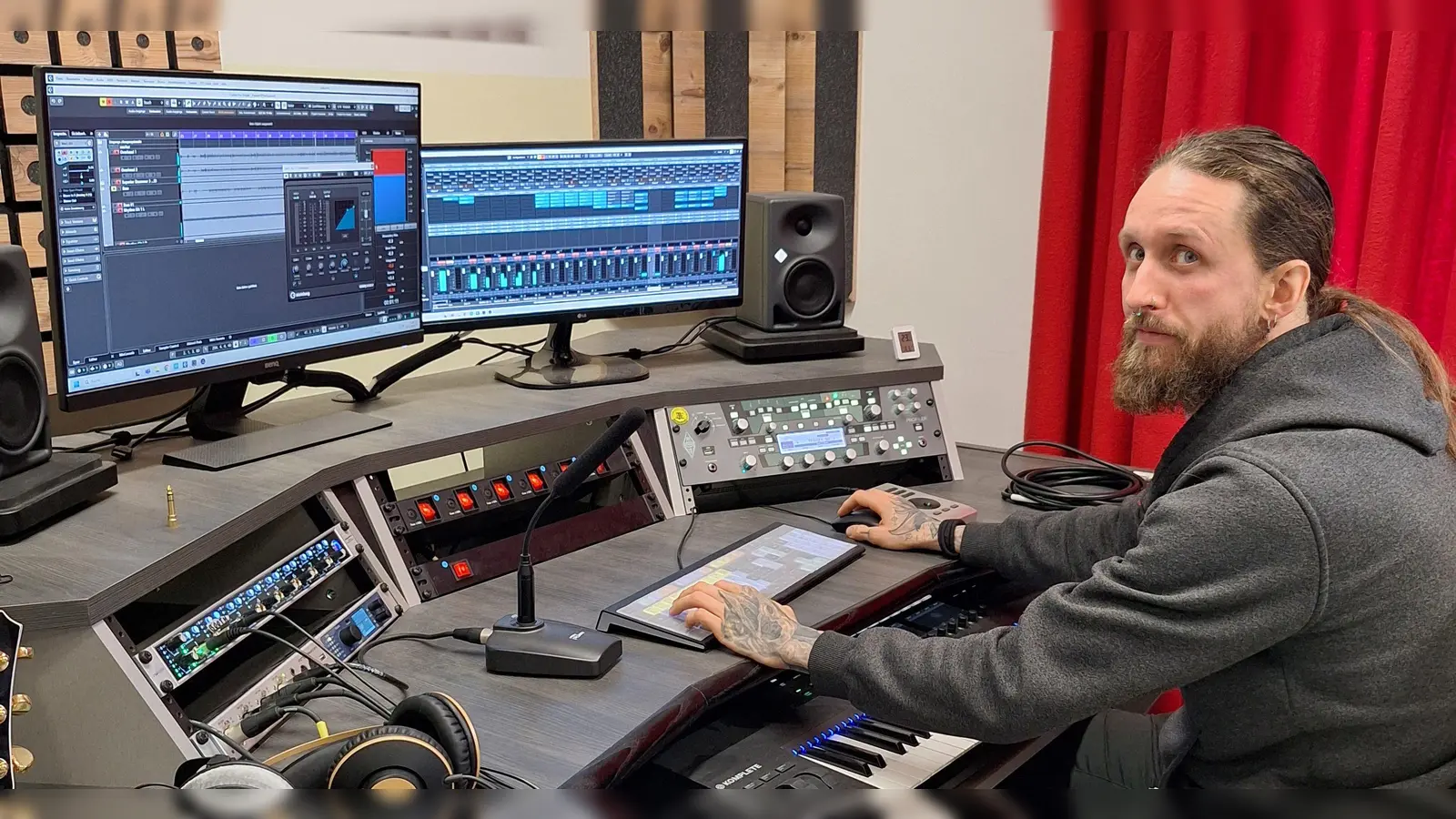 Jakob Steenbock leitet das Trafixx. Das Tonstudio ist sein zentraler Arbeitsbereich. (Foto: Katrin Ried)