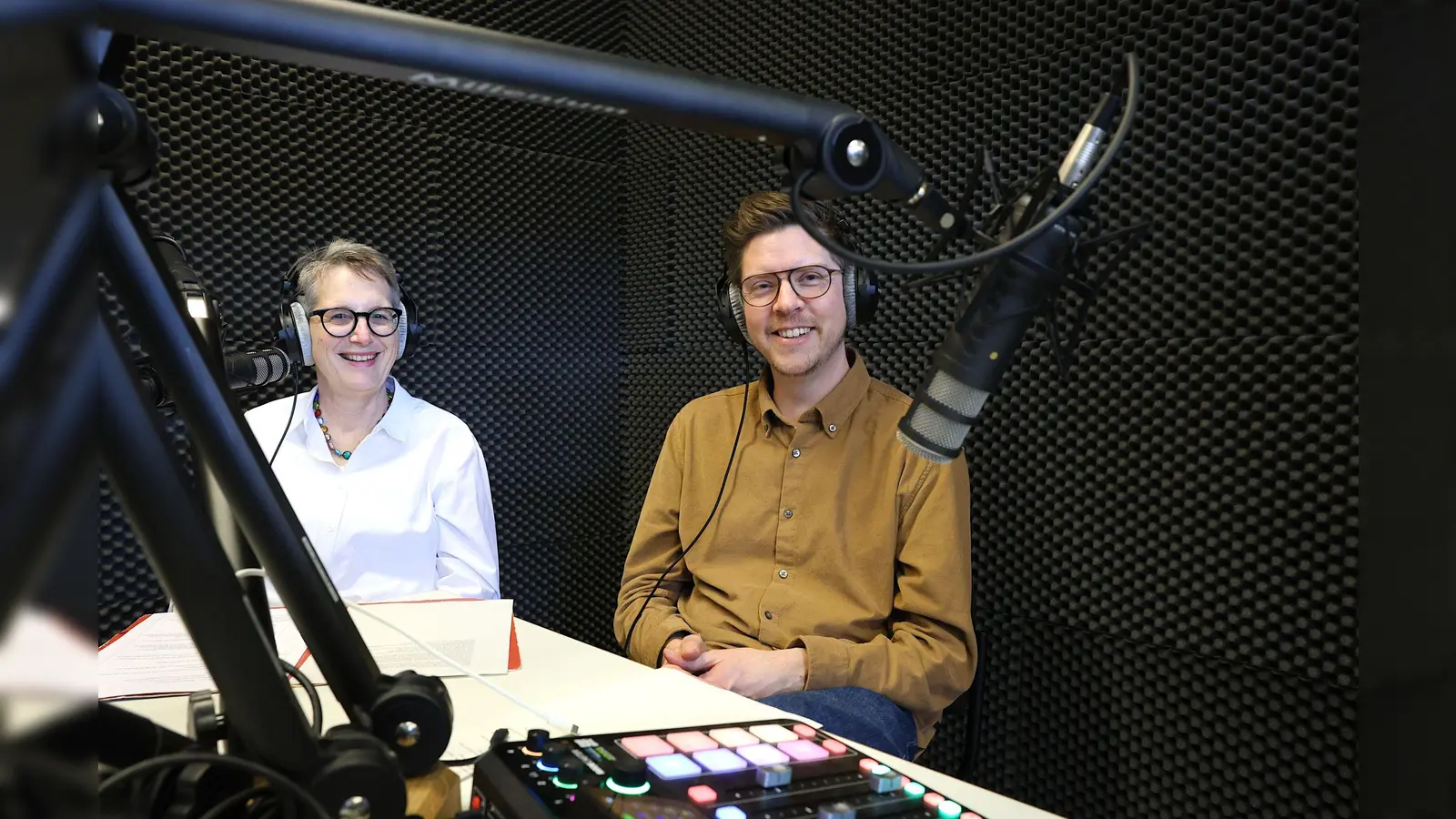 Kreisheimatpflegerin Dr Birgitta Unger-Richter und Integrationsbeauftragter Julius Fogelstaller (Foto: LRA, Veronika Plajer )