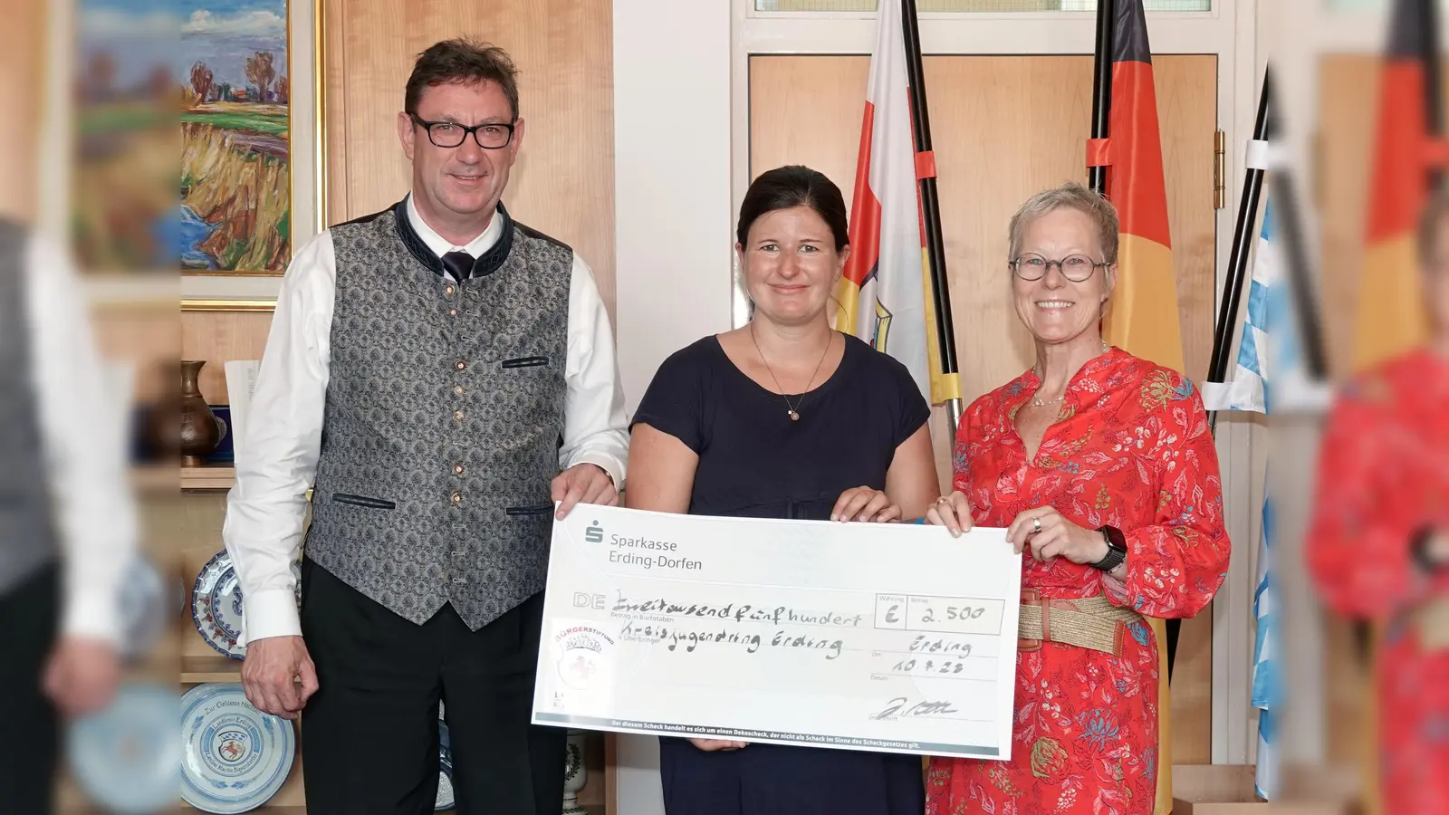 Von links: Landrat Martin Bayerstorfer, Janine Altheimer, Vorsitzende der Bürgerstiftung Erding, und Kristin Hüwel, Geschäftsführerin KJR Erding. (Foto: privat)