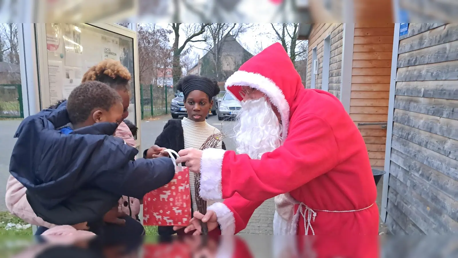 Der Nikolaus vom Helferkreis Asyl beschenkte wieder Kinder in der Unterkunft an der Bahnhofstraße. (Foto: Helferkreis)
