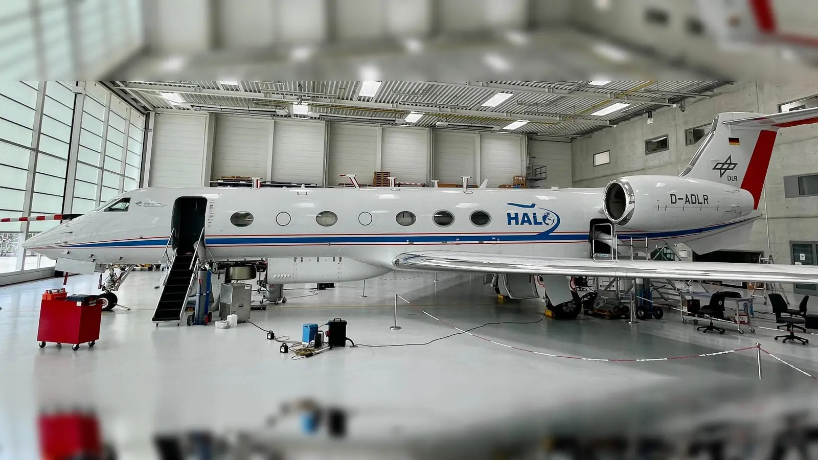Die „Halo” wird im Hangar am DLR-Standort Oberpfaffenhofen für die Messflüge vorbereitet.  (Foto: DLR)