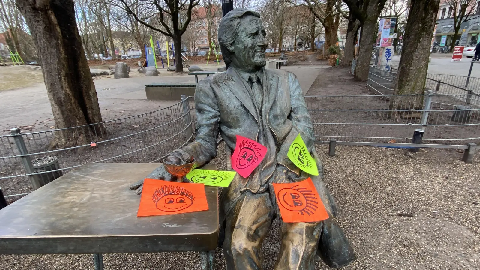 Sitzt an der Münchner Freiheit und lächelt: Helmut Fischer, der Monaco-Franze, wurde von Gabriele Dräger mit Smileys bedacht.  (Foto: Garbiele Dräger)