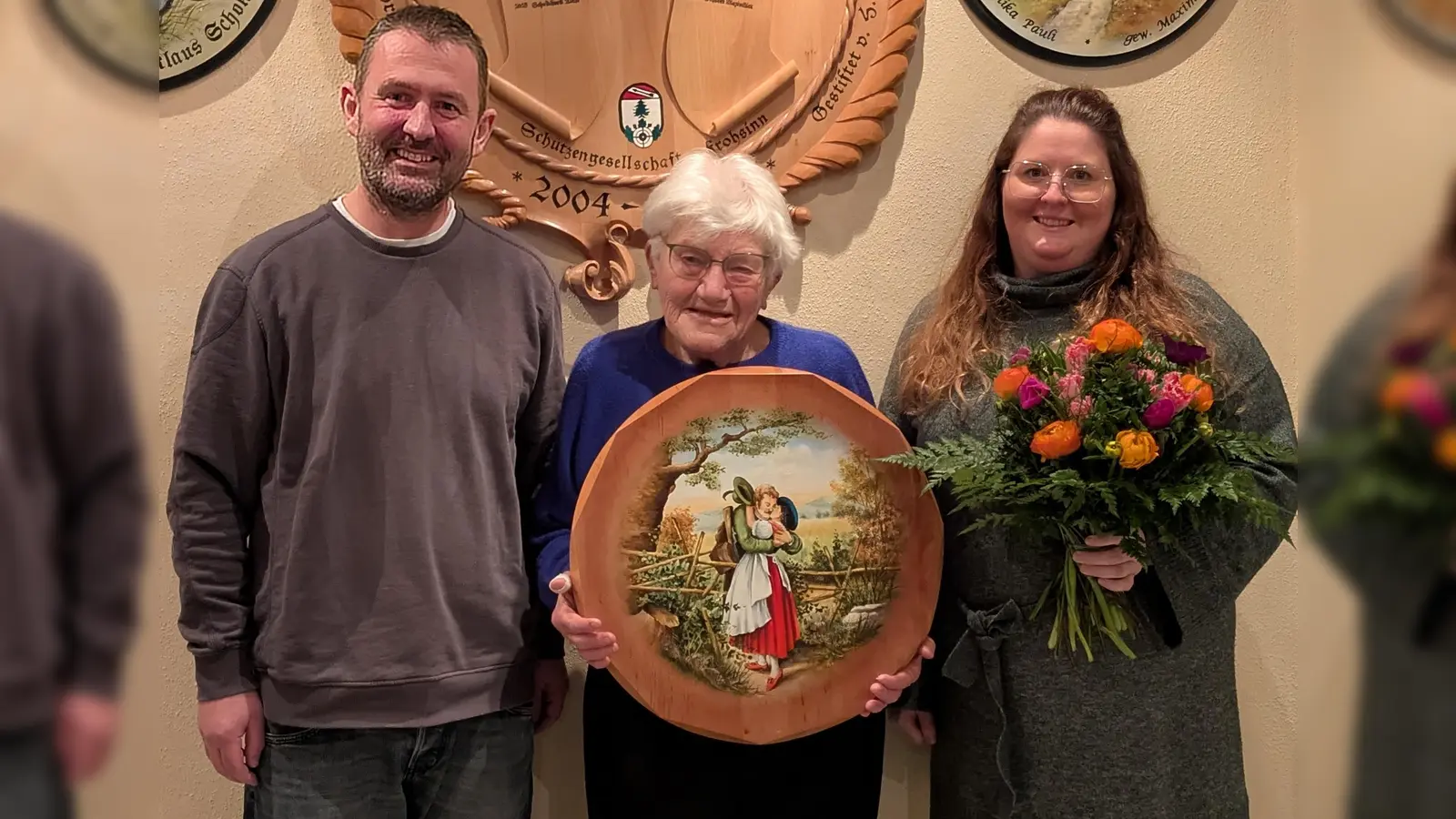 Maximilian Schober, Gewinnerin der Hochzeitsscheibe Marianne Grießer und Sabrina Schober mit Blumenstrauß des Vereins. (Foto: SG Frohsinn)