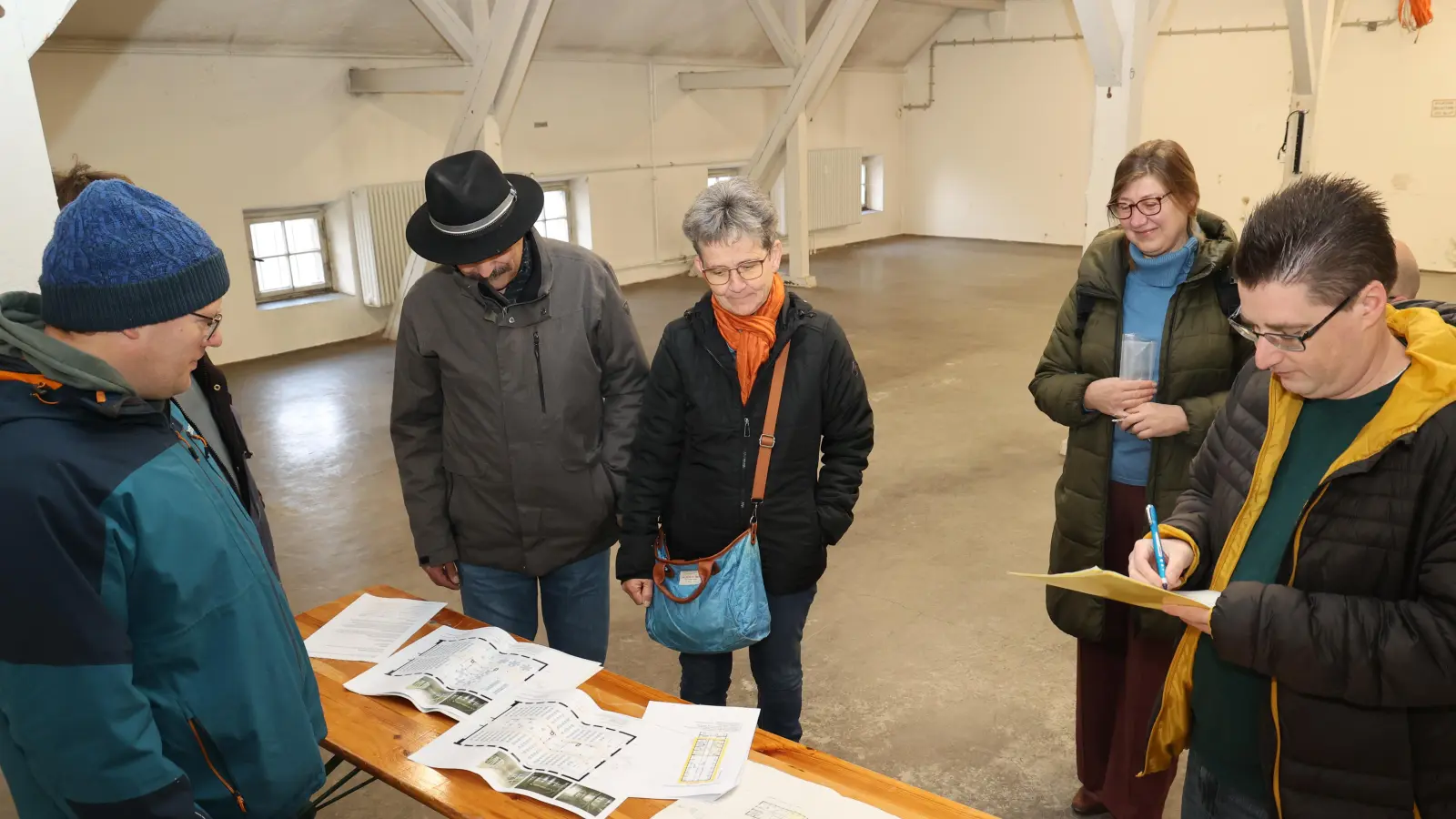 Vertreterinnen und Vertreter aus dem Landratsamt Freising und des archäologischen Vereins Freising besprachen in den Räumlichkeiten im Stabsgebäude das weitere Vorgehen. (Foto: LRA Freising)