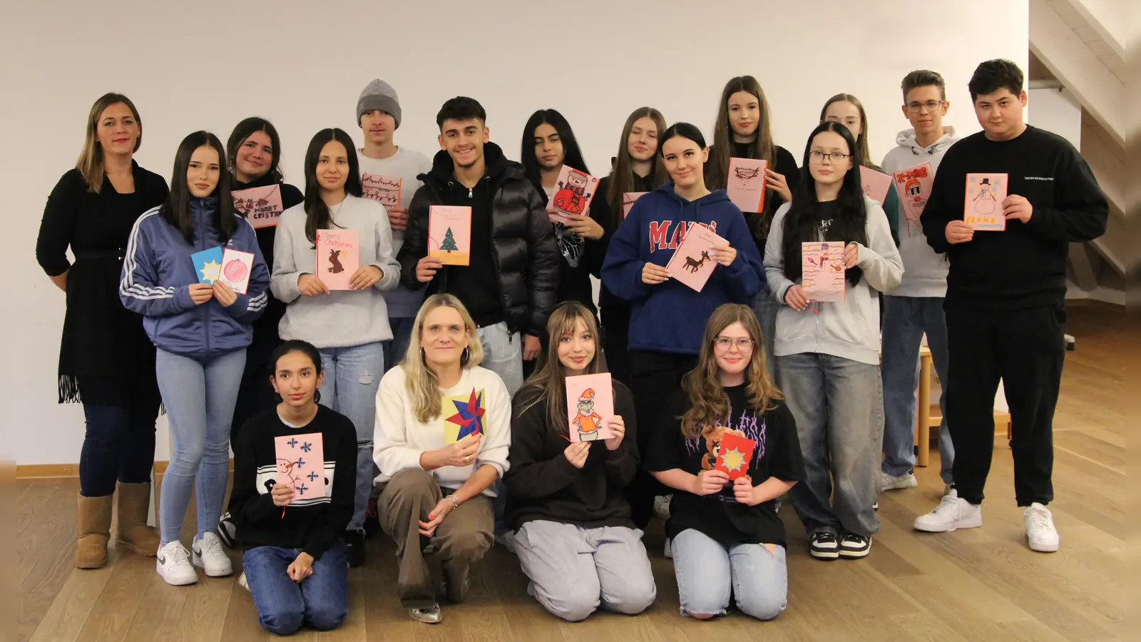 Die Schülerinnen und Schüler der Mittelschule Haar mit ihren selbst gebastelten Weihnachtskarten, die an einsame Senioren gingen. (Foto: Nachbarschaftshilfe Haar)