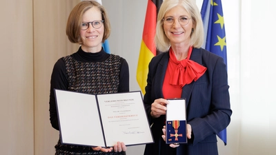 Die Verleihung des Bundesverdienstkreuzes am Bande für Dr. Uta Ochmann (l.) übernahm die Bayerische Sozialministerin Ulrike Scharf (r.).  (Foto:  StMAS/Schäffler)
