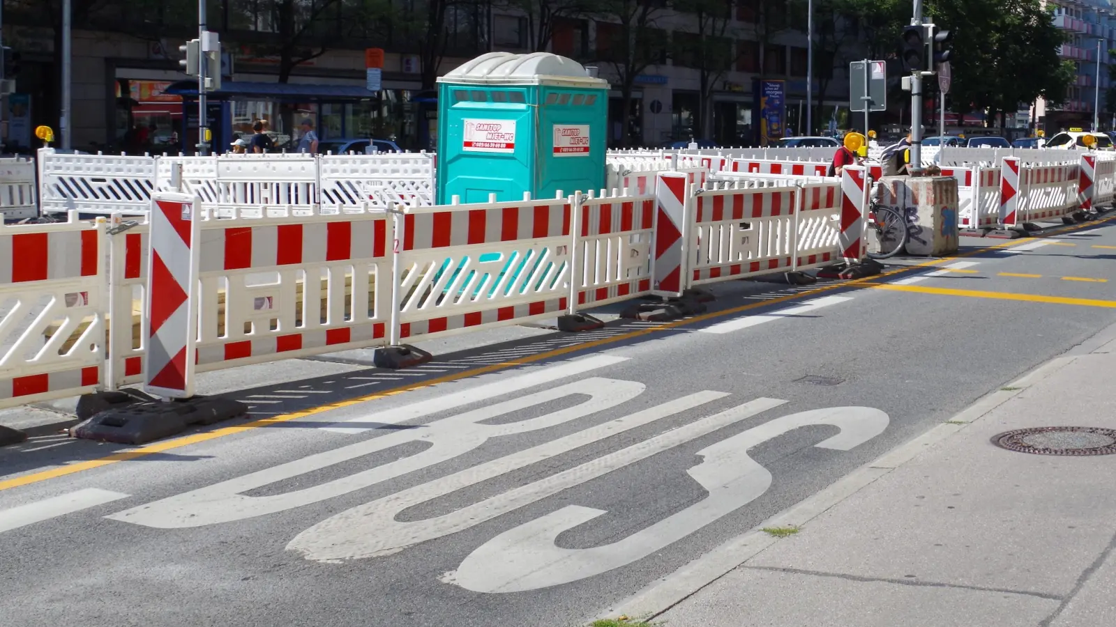 Der öffentliche Nahverkehr entlang der Fürstenrieder Straße besteht aktuell nur aus Bussen. Diese werden mit Fertigstellung der sogenannten Westtangente durch Trams ergänzt. An den neuen Haltestellen wünscht sich die Laimer Jugend WLAN. (Foto: kö)