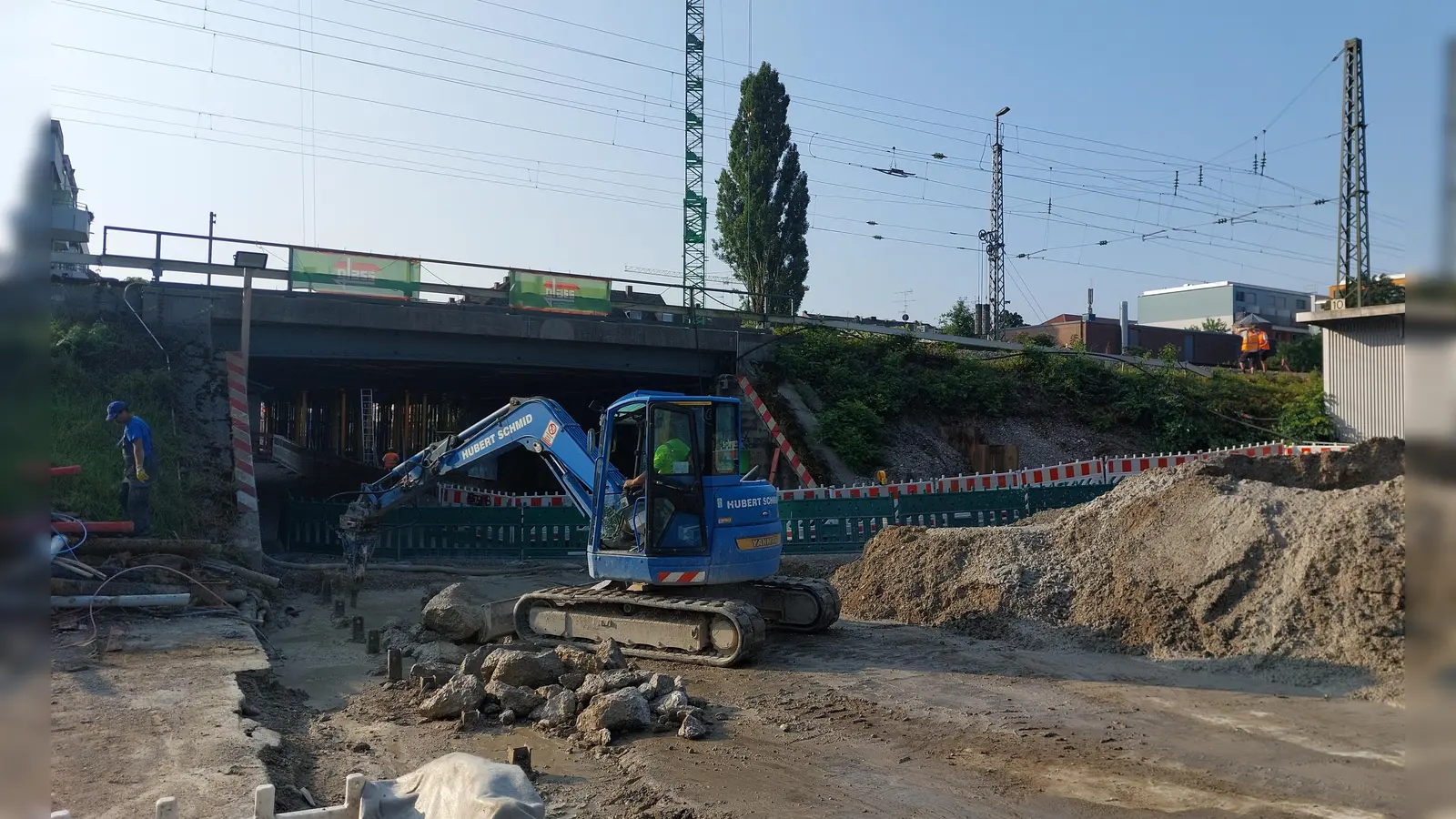 Bitte umfahren: Durch die Baustelle in der Dachauer Straße kommen demnächst auch Fußgänger und Radfahrer nicht mehr durch. (Foto: bas)