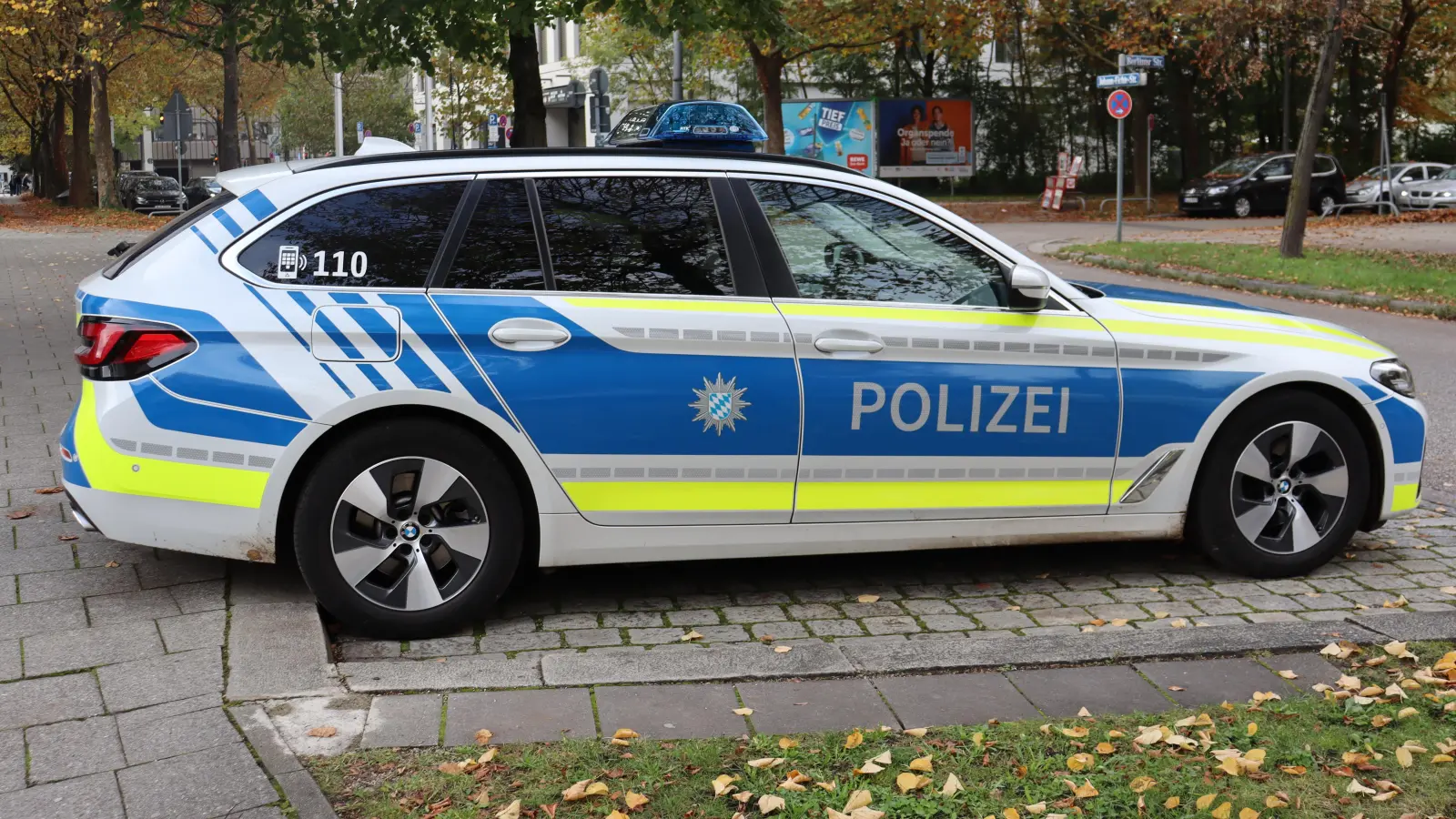 Ein 18-Jähriger und ein 19-Jähriger sollen einen 41-Jährigen geschlagen und getreten haben. Die Polizei sucht Zeugen zu dem Vorfall am Stachus. (Foto: mha)