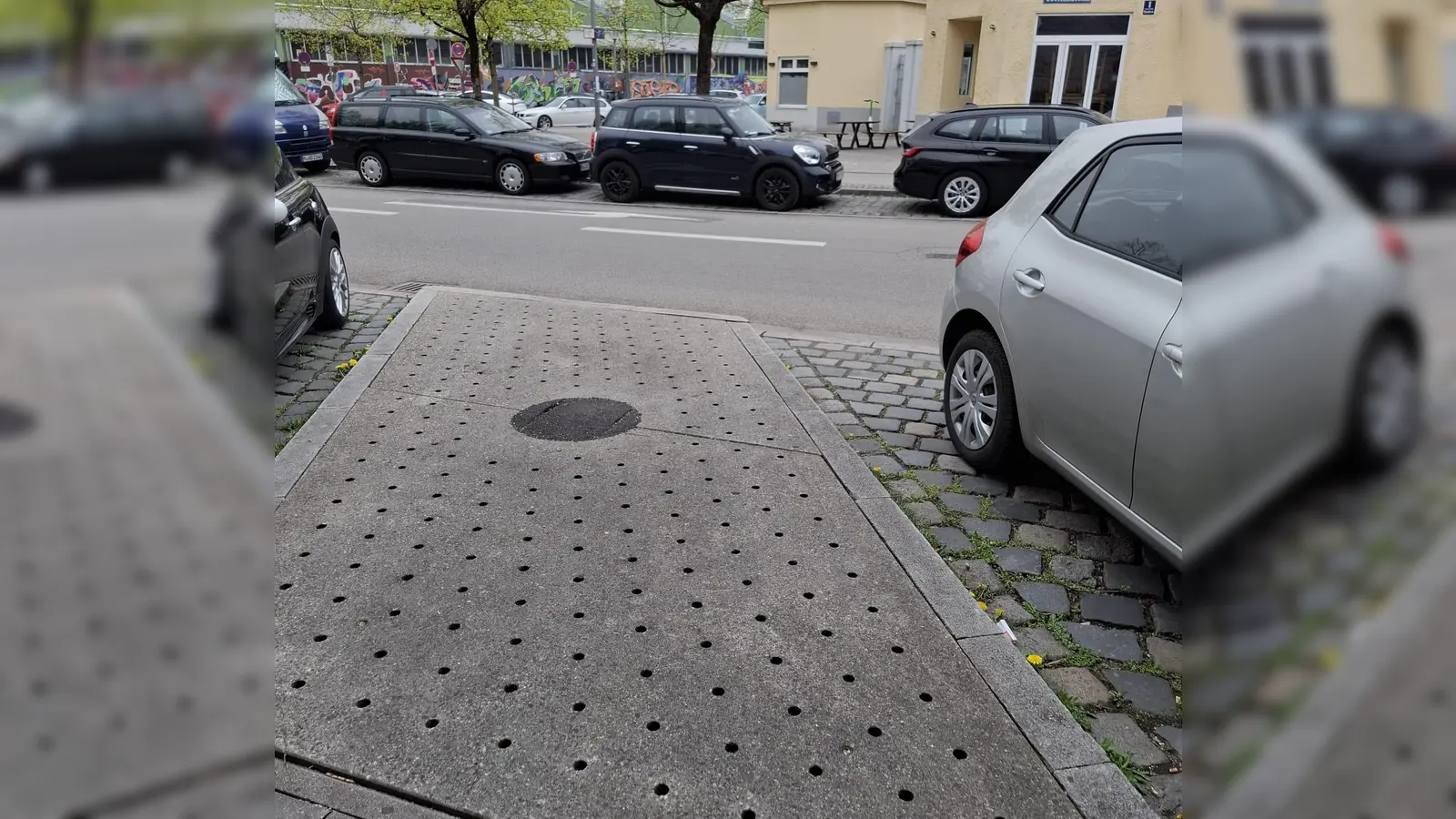 In der Oberländerstraße (gegenüber der alten Sortieranlage) wurde die Lücke, die durch den entnommenen Baum entstanden ist, geteert. Zunächst wurde die Fläche inkl. Baumscheibe als Parkplatz genutzt. (Foto: SPD)