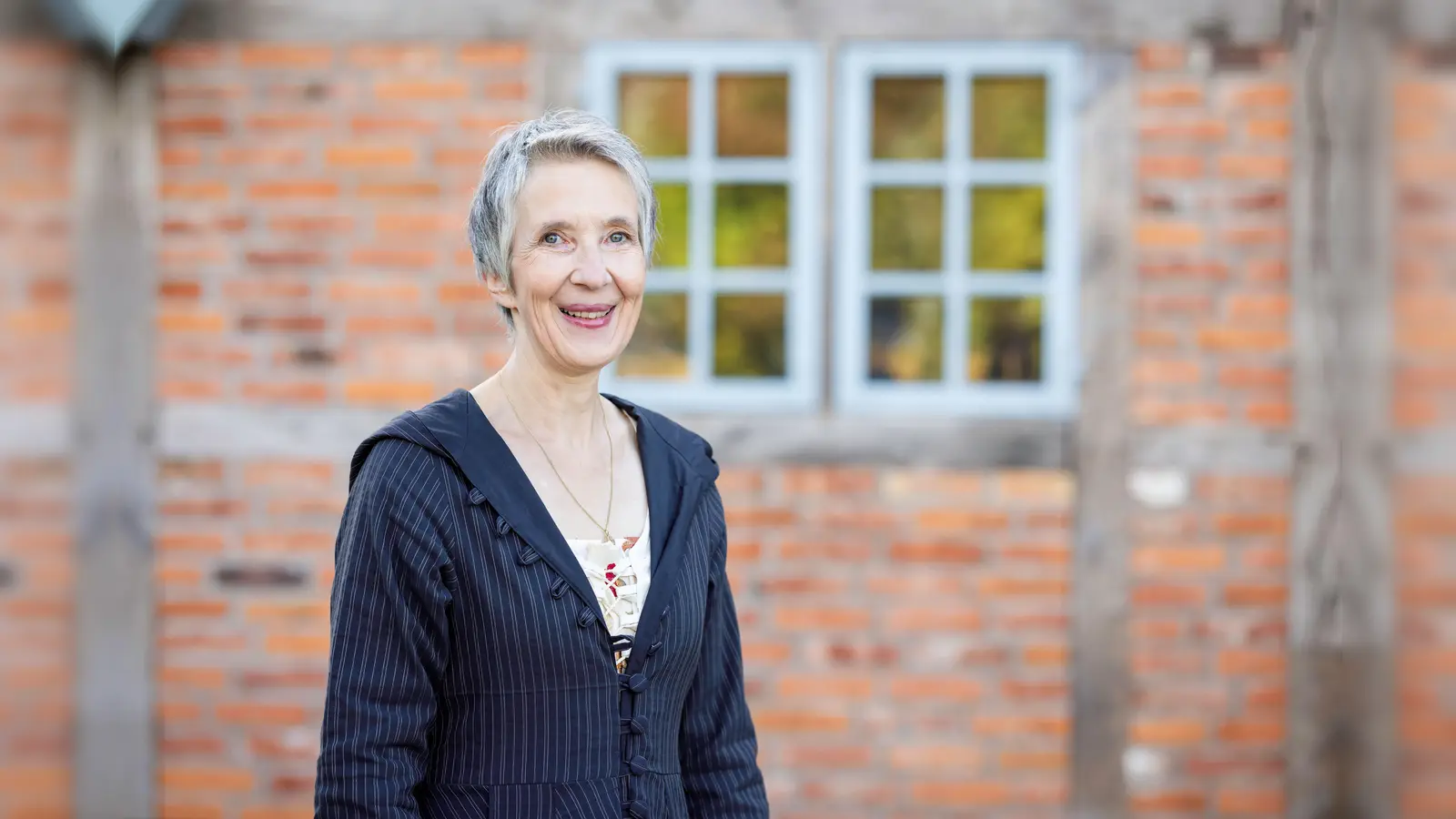 Lena Johannson liest in der Unterhachinger Bücherei aus ihrem Buch über Coco Chanel vor. (Foto: André Leisner)