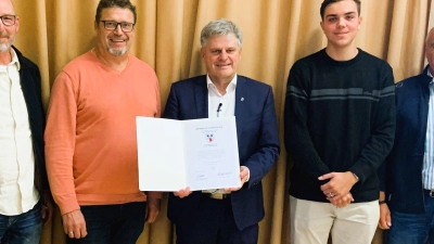 Auf der September-Gemeinderatssitzung wurden sechs neue Feldgeschworene bestellt und vereidigt: v.l. Johannes Brendel, Hans-Peter Contro, Christoph Lindner, Bürgermeister Stefan Joachimsthaler, Simon Kahl, Gerhard Morlat und Rainer Malirsch. (Foto: Gemeinde Alling)